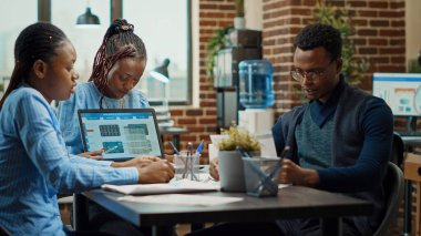 Şirket çalışanları sunum yapmayı planlıyor, yıllık istatistik bilgileriyle araştırma projesinde işbirliği yapıyorlar. Yönetim kurulu iş ortaklığında çalışan toplantısı, pazarlama vizyonu. Üçayak atışı.