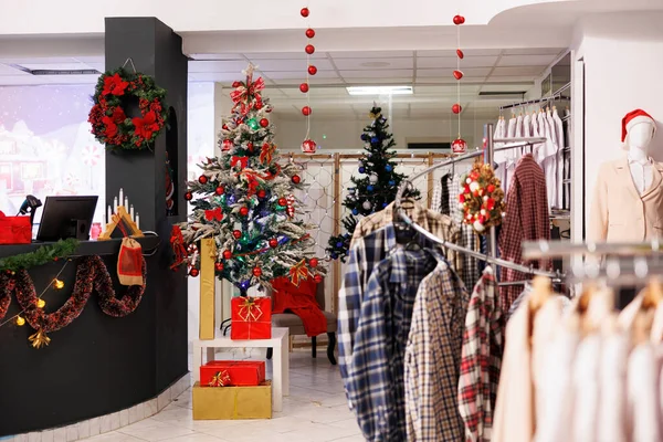 Empty Festive Clothing Store Christmas Season Beautifully Decorated Xmas Tree — Stock Photo, Image