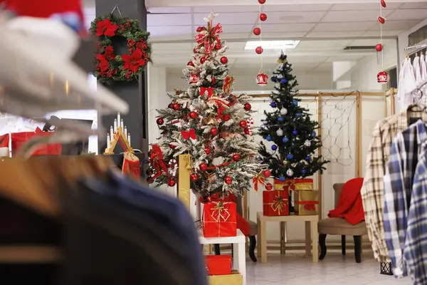 Durante Temporada Vacaciones Invierno Adornos Navidad Está Esperando Los Compradores — Foto de Stock