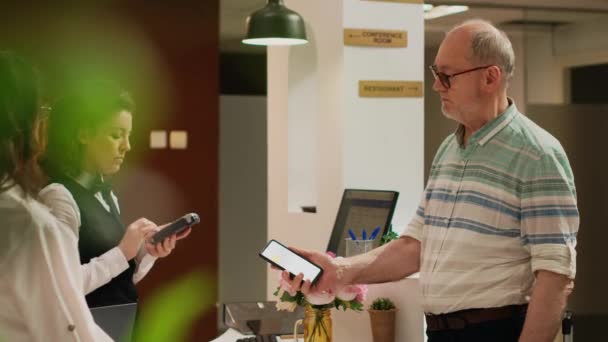 Oude Toerist Die Mobiele Nfc Technologie Gebruikt Betalen Voor Luxe — Stockvideo