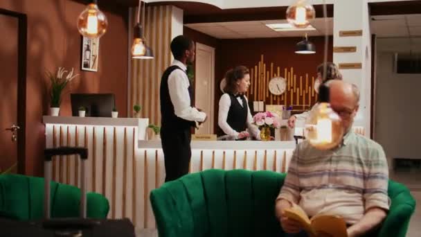 Zróżnicowany Personel Pomaga Starszej Kobiecie Procedurze Witając Klienta Pięciogwiazdkowym Hotelu — Wideo stockowe