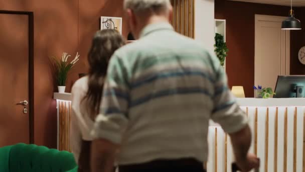 Casal Aposentado Chega Recepção Hotel Conversando Com Equipe Recepção Antes — Vídeo de Stock