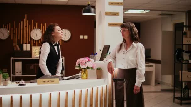 Różnorodny Zespół Wita Turystę Hotelu Pomaga Procesie Odprawy Pięciogwiazdkowym Ośrodku — Wideo stockowe