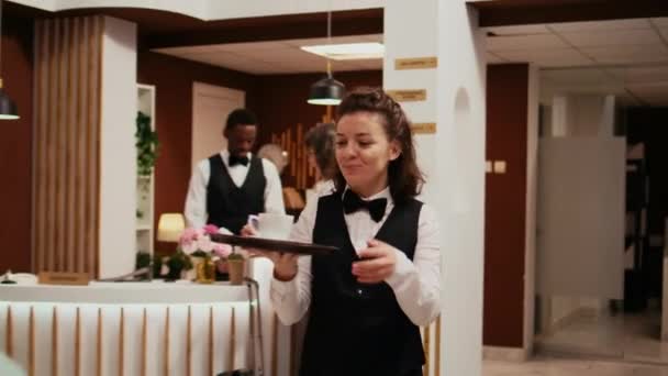 Hotelový Concierge Podávající Kávu Klientovi Čtení Knihy Salonku Oblasti Poskytuje — Stock video
