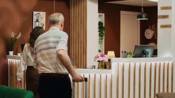 Starsi Ludzie Dzwonią Hotelu Recepcjonistka Zapewnia Łatwe Zameldowanie Pomaga Turystom — Wideo stockowe