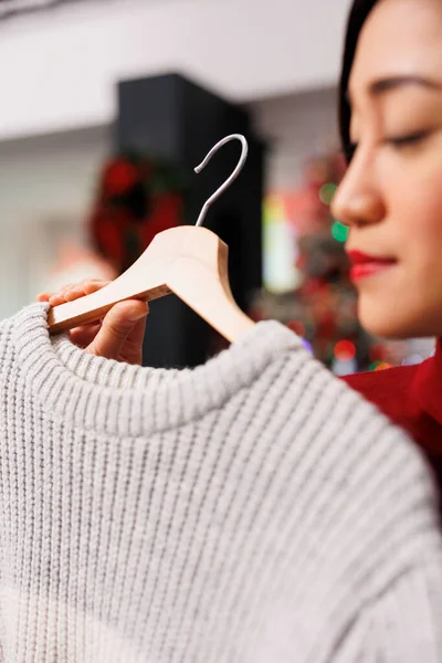 Client Looking Clothing Hangers Buying Presents Christmas Eve Winter Festivity — Stock Photo, Image