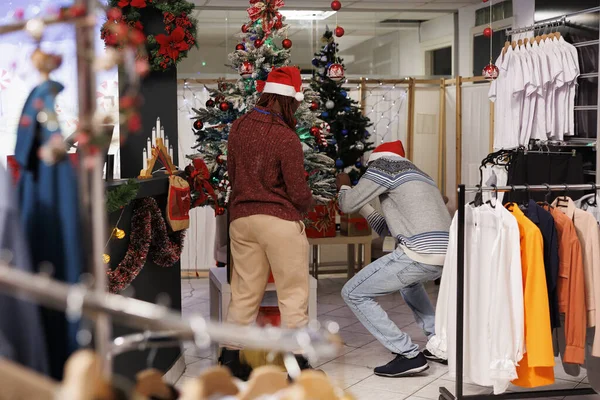 Alışveriş Merkezindeki Giyim Mağazasında Noel Ağacı Süsleyen Perakende Işçileri Noel — Stok fotoğraf