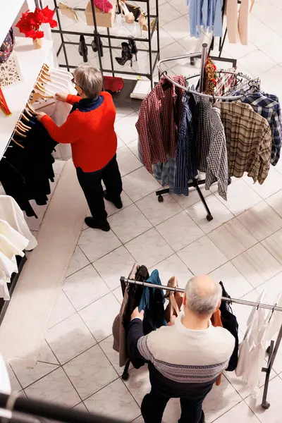 Ηλικιωμένοι Ψάχνουν Για Ρούχα Κρεμάστρες Και Ψάχνουν Για Την Τέλεια — Φωτογραφία Αρχείου