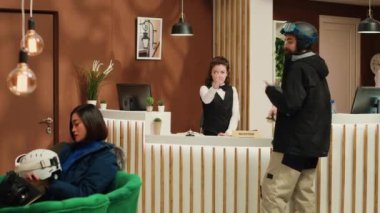 Gezgin yamacın nerede olduğunu merak ediyor ve dağ alp kayak merkezinin yolunu soruyor. Kış sporu için kayak malzemesi taşıyan takım elbiseli ve kasklı kişiler..