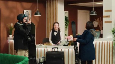 Atletizm sporcuları buz sezonunda kayak ve snowboardla kış sporları yapmak için yamaçlara gelirler. Alp gezisi için kayak ve snowboard yapmaya giden çift..