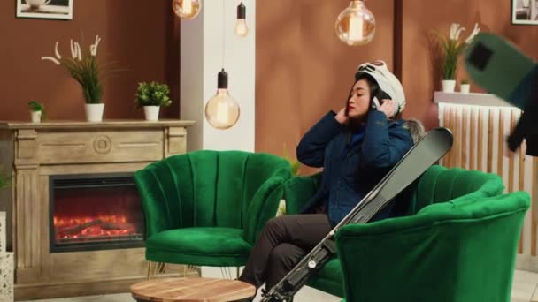 Alpine Otel Deki Arkadaşlarımız Kış Sporu Kıyafetleri Giyip Yamaçlara Inmeden — Stok video
