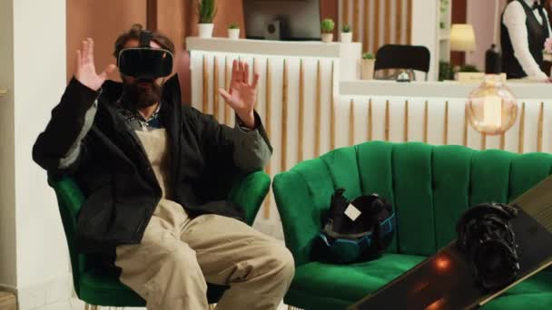 Der Reisende Nutzt Virtual Reality Technologie Der Lounge Bereich Spaß — Stockvideo