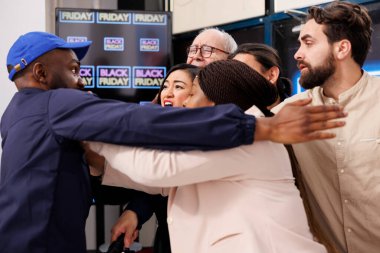 Alışveriş merkezinin güvenlik görevlisi perakende mağazasının girişinde çılgın kaba Kara Cuma kalabalığını tutmaya çalışıyor. Alışveriş merkezi çalışanı kızgın insanları geri püskürtüyor. Alışverişçiler sezonluk satışlar sırasında kelepir avlanıyor.