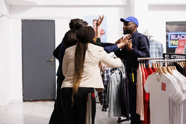 非洲裔美国人 保安人员在服装店门口排队等着 人们与服装店员工争吵不休 假日购物疯狂 — 图库照片
