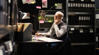 Memur, adli tıp raporu hakkında kriminal uzmanla konuşmak için sabit telefon görüşmesi yapıyor. Suçlulara karşı güçlü bir kanıt bulmaya çalışıyor. Özel dedektif suç gizemi üzerinde çalışıyor..