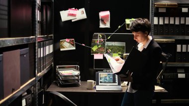 Polis memuru kanıt arıyor. Olay yerindeki gizli kayıtlara bakarak davayı çözün. Kadın uzmanı geçmiş araştırması yapıyor, adli raporlarla soruşturma yürütüyor..