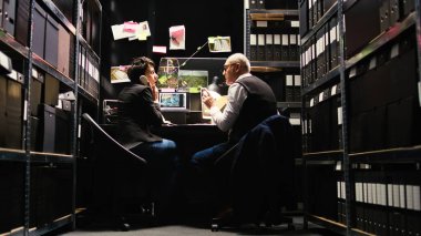 Memurlar nerede olduklarını bulmak için, katili yakalamak için acele ediyorlar. Güvenlik görevlileri sabit hattan GPS koordinatları alıyorlar. Üçayak atışı.