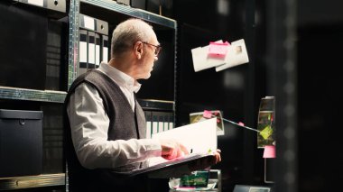 Polis, adli tıp kanıtlarını inceledi. Suçluya karşı güçlü bir dava oluşturmak için. Gizli kayıtlar. Kriminolog ve kolluk kuvvetleri yeni soruşturma ayrıntılarını araştırıyor.