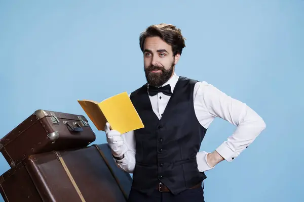 Hotelangestellte Lesen Belletristik Vor Laufender Kamera Mit Krawatte Und Handschuhen — Stockfoto