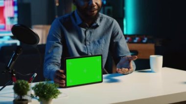 İçerik yaratıcısı, kayıt cihazları kullanarak teknoloji meraklıları için krom anahtar tablet video incelemesi yapıyor. Viral online yıldız sosyal medya internet şovuna ev sahipliği yapıyor, yeşil ekran dijital cihazını açıyor, kapatın