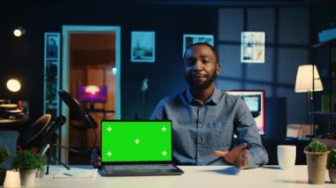 Teknoloji medyası yıldızı, Chroma Key dizüstü bilgisayarını boks yaparken çekiyor ve satın almak için nedenler sunuyor. Nüfuz Edici, aboneleri sponsor partner izole ekran defteri almaya çağıran video kaydediyor