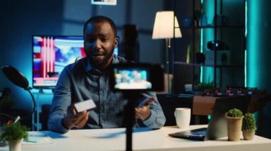BIPOC teknoloji içeriği yaratıcısı mini RGB ışık cihazının görüntülerini kaydediyor, boks yapmıyor ve izleyicilere bilgi sunuyor. İnternet yıldızı, video üretim ekipmanlarını abonelere gösteriyor