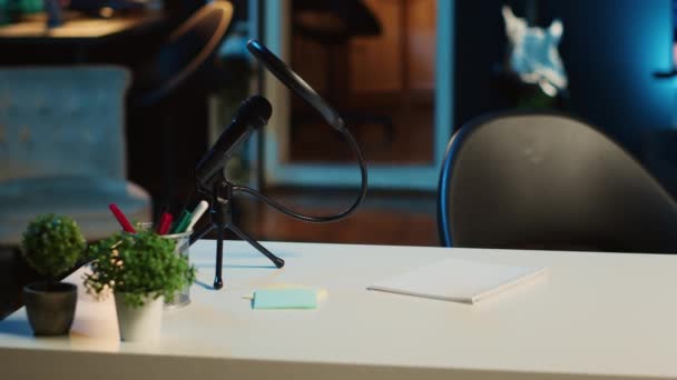 Detailní Záběr Konferenčního Stolku Profesionálním Mikrofonem Mini House Rostlin Matně — Stock video