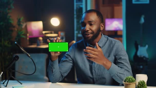 Innehållsskapare Studiofilmer Nyligen Släppt Grön Skärm Smartphone Video Översyn För — Stockvideo
