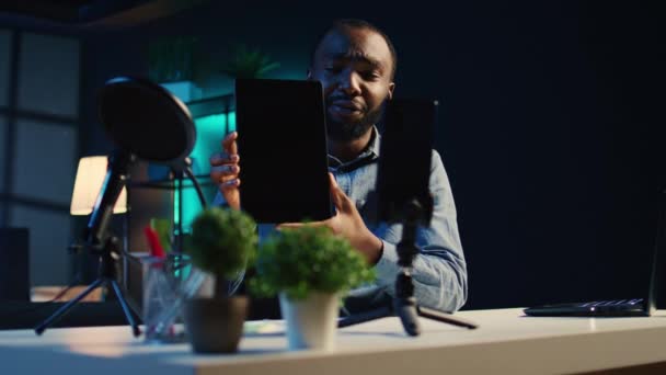 Innehållsskapare Studiofilmer Tablet Video Recension För Tech Entusiaster African American — Stockvideo