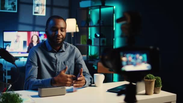 Африканська Американська Онлайн Зірка Робить Технологічний Огляд Портативного Динаміка Bluetooth — стокове відео