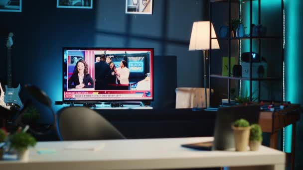 Appartamento Illuminato Luci Rgb Con Trasmissione Televisiva Che Mostra Notizia — Video Stock
