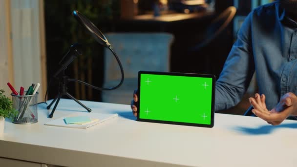 Content Creator Films Chroma Key Tablet Video Review Tech Enthusiasts — Stock Video
