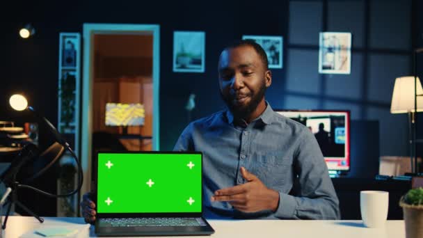 Технологическая Онлайн Звезда Снимает Зеленый Экран Геймерский Ноутбук Unboxing Давая — стоковое видео