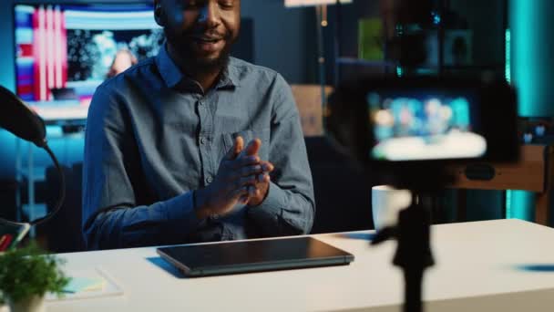 Творець Технологічного Контенту Який Знімає Огляд Нещодавно Випущеного Ігрового Ноутбука — стокове відео