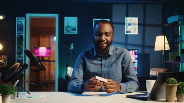 アフリカ系アメリカ人のテックコンテンツクリエイター ミニRgbライトデバイスのテクノロジーレビューを撮影し さまざまな色で照らします 加入者に役立つ放送制作ツールを示すウイルスインターネットスター — ストック動画