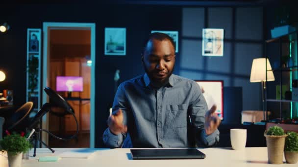 Der Afroamerikanische Content Creator Filmt Eine Technische Überprüfung Des Neu — Stockvideo