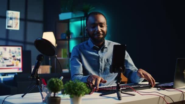 Afro Amerikan Viral Içerik Yaratıcısı Yeni Piyasaya Çıkan Kablolu Oyun — Stok video