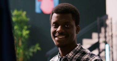 Moda aksesuarlarıyla rafları kontrol eden Afrikalı Amerikalı müşteriler modern butikte şık kravat malzemelerini analiz ediyorlar. Alışveriş kolik müşteri alışveriş merkezinde yeni moda koleksiyonuna bakıyor.