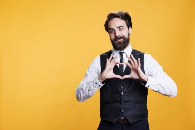 Butler stüdyoda kalp şeklinde bir işaret sunar, restoranda çalışır ve kamerada gerçek duygularını gösterir. Romantik davranan ve aşkı sembolize eden genç bir yetişkin. Samimi duygular..