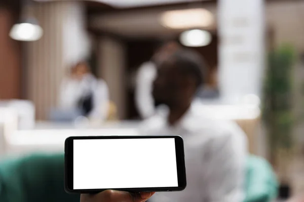 Beyaz Ekranlı Telefonun Seçici Odak Noktası Otel Lobisindeki Dinlenme Odasında — Stok fotoğraf