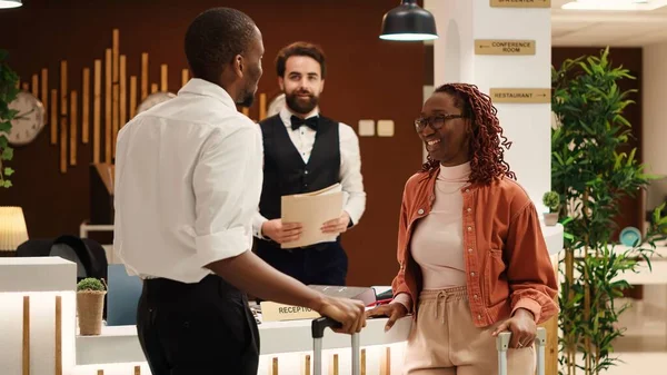 Африканская Пара Покидает Фешенебельный Отель После Удачного Медового Отпуска Счастливым — стоковое фото
