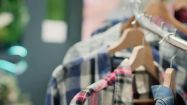 Sıfır atık alışveriş mağazasından ucuz ve sürdürülebilir kıyafetlerin görüntüsünü yakınlaştır giysilerin çöp sahasına ulaşmasını engelle. Çevre dostu ikinci el mağazasında şık erkek gömleklerinin yakın çekimi.