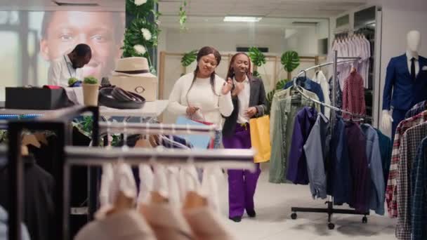Найкращі Друзі Переглядають Товари Магазині Вінтажним Одягом Стелажах Жінки Тримають — стокове відео