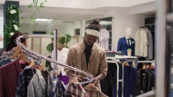 Stilvolle Shopper Luxuriösen Bekleidungsgeschäften Auf Der Suche Nach Einer Eleganten — Stockvideo