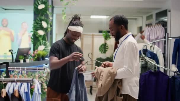 Lüks Giyim Mağazasında Şık Spor Ceketlerle Müşteri Alışverişi Dost Canlısı — Stok video