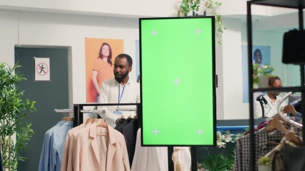 Киоск Зеленым Экраном Магазине Роскошной Одежды Элегантной Формальной Одеждой Доступной — стоковое видео
