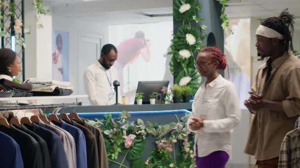 Man Doet Winkelen Elegante Modeboetiek Bijgestaan Door Vriendelijke Winkelier Met — Stockvideo