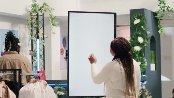 Африканська Американська Жінка Модному Бутіку Використовуючи Макет Доповненої Реальності Екрану — стокове відео