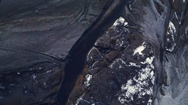 İzlanda kırsalındaki görkemli alanlar, kara topraklar ve yol kenarları, kuzey manzaralı yollar. İskandinav kutup manzaralarındaki muhteşem donmuş yollar, vahşi doğa manzarası..