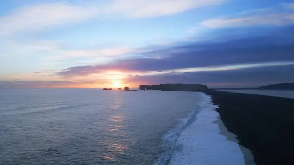 Arktischer Reynisfjara Schwarzer Sandstrand Einer Spektakulären Nordischen Landschaft Mit Sonnenuntergang — Stockfoto